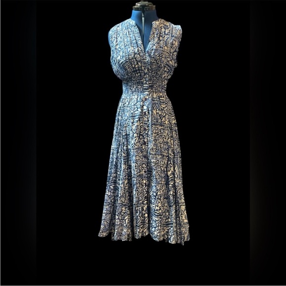 Chelsea & Theodore Dresses & Skirts - Chelsea & Theodore Blue and White Patterned Midi Dress